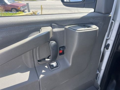 Used 2017 Chevrolet Express 3500 Extended RWD image 8