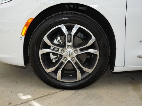 Used 2024 Chrysler Pacifica Pinnacle w/ Trailer Tow Group image 12