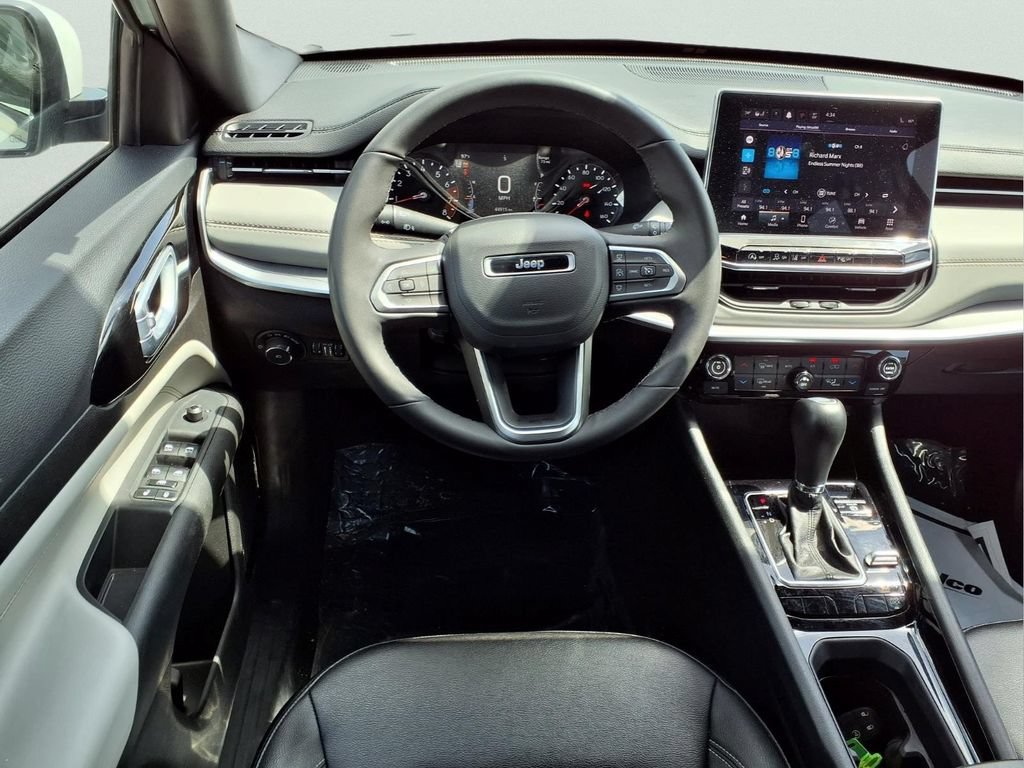 Used 2025 Jeep Compass Limited AWD/4WD image 9