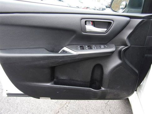 Used 2016 Toyota Camry SE image 9