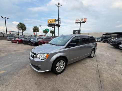 Used 2019 Dodge Grand Caravan SE image 6