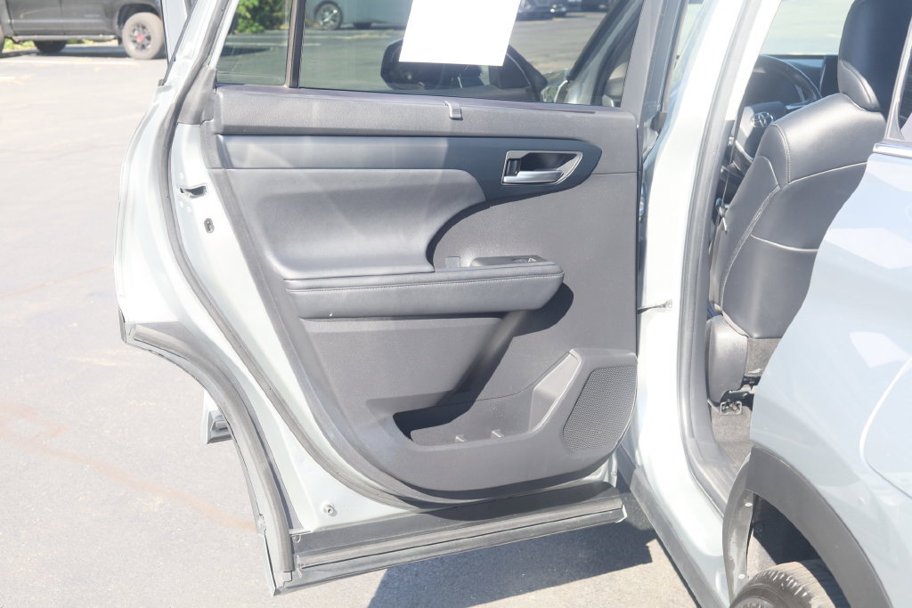 Used 2023 Toyota Highlander XLE AWD/4WD image 25
