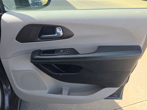 Used 2020 Chrysler Voyager Lxi image 26