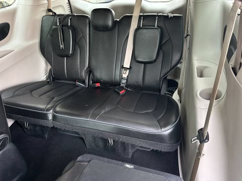 Used 2020 Chrysler Pacifica Limited w/ Advanced Safetytec Group FWD image 15