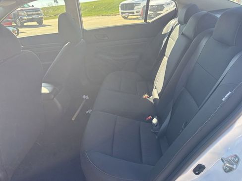 Used 2025 Nissan Altima 2.5 SV FWD image 9