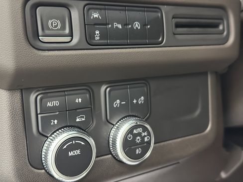 Used 2023 GMC Yukon XL SLT image 17