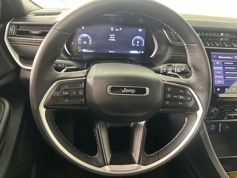 Used 2025 Jeep Grand Cherokee Altitude AWD/4WD image 10