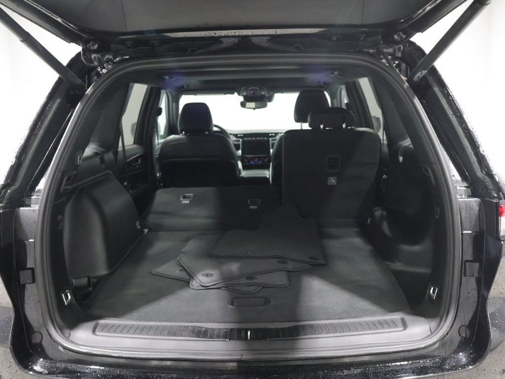 Used 2023 Jeep Grand Cherokee Altitude AWD/4WD image 5