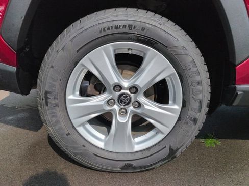 Used 2019 Toyota RAV4 LE w/ Carpet Mat Package AWD/4WD image 12