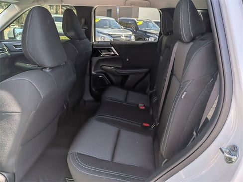 Used 2025 Mitsubishi Outlander ES image 14