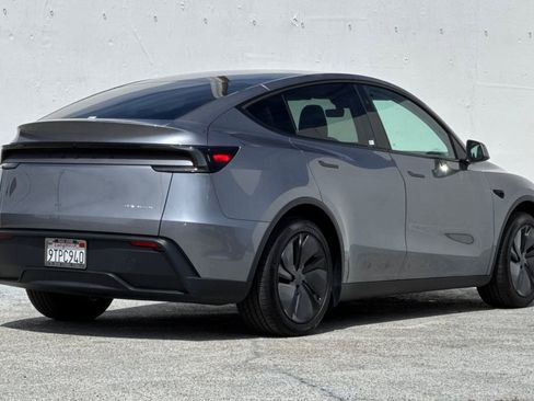 Used 2026 Tesla Model Y Long Range image 3