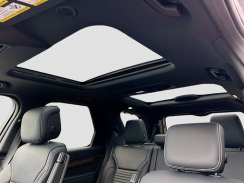 New 2025 Land Rover Discovery Dynamic SE image 22