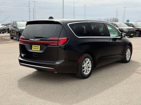 Used 2023 Chrysler Pacifica Touring-L image 5