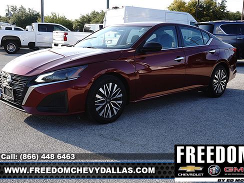 Used 2024 Nissan Altima 2.5 SV FWD image 3