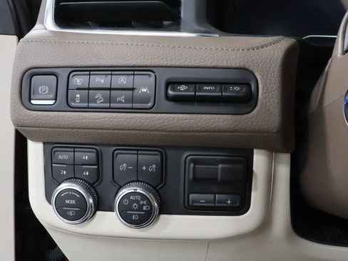 Used 2023 GMC Yukon Denali w/ Advanced Technology Package AWD/4WD image 18