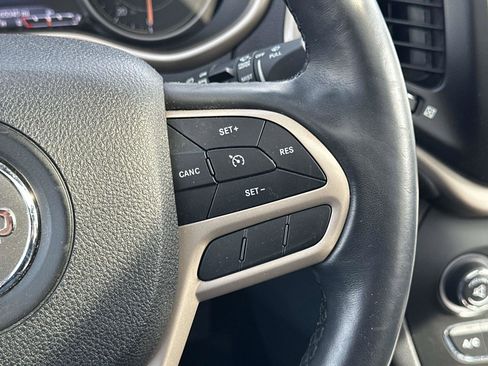 Used 2018 Jeep Cherokee Limited image 25