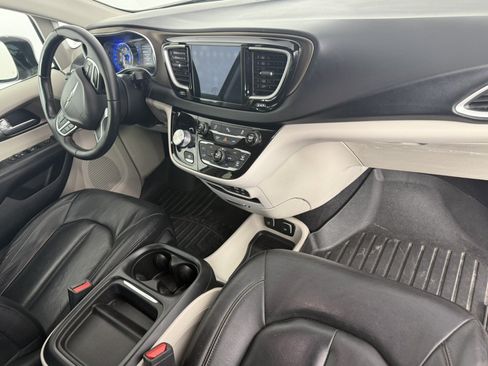 Used 2017 Chrysler Pacifica Touring-L FWD image 11