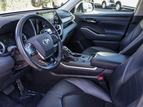 Used 2021 Toyota Highlander XLE AWD/4WD image 19