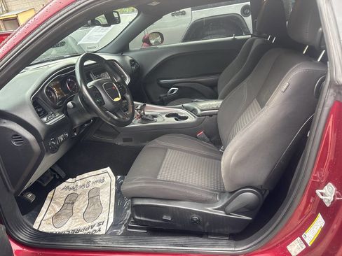Used 2019 Dodge Challenger SXT image 8