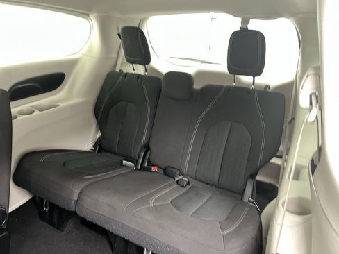 Used 2023 Chrysler Voyager LX image 12