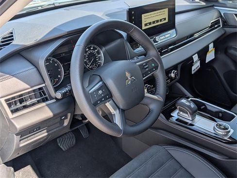 New 2025 Mitsubishi Outlander SE image 14