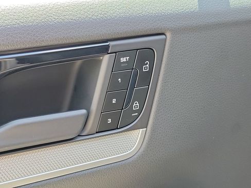 Certified 2025 Porsche Cayenne AWD/4WD image 25