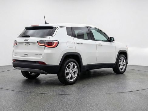 Used 2025 Jeep Compass Latitude AWD/4WD image 9