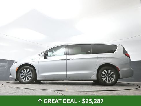 Used 2024 Chrysler Pacifica Limited FWD image 57