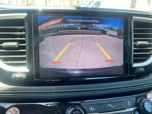 Used 2023 Chrysler Pacifica Touring-L FWD image 16