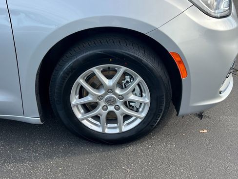 Certified 2024 Chrysler Pacifica Touring-L image 11