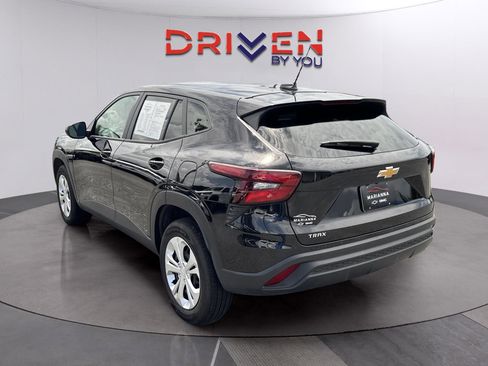 Used 2025 Chevrolet Trax LS FWD image 3