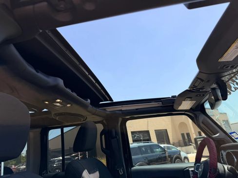 Used 2019 Jeep Wrangler Unlimited Sahara AWD/4WD image 22