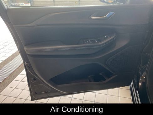Used 2023 Jeep Grand Cherokee Altitude AWD/4WD image 8