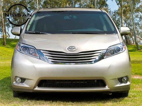Used 2016 Toyota Sienna XLE Premium image 1