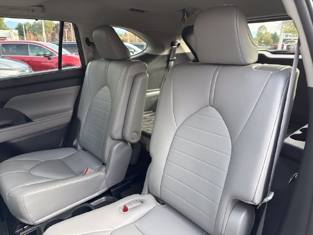 Used 2021 Toyota Highlander XLE AWD/4WD image 19