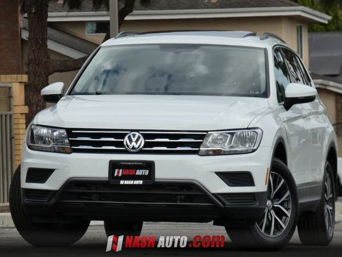 Used 2020 Volkswagen Tiguan SE w/ Panoramic Sunroof Package FWD image 2