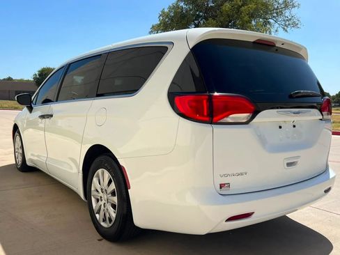 Used 2020 Chrysler Voyager L FWD image 6