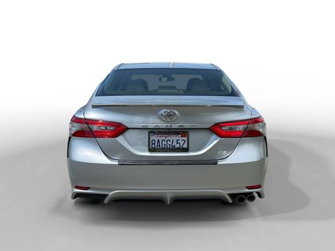 Used 2018 Toyota Camry SE w/ Moonroof Package FWD image 4