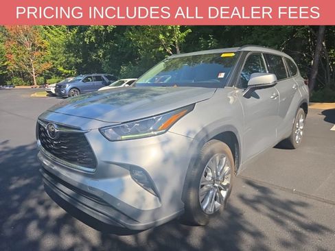 Used 2021 Toyota Highlander Limited FWD image 3