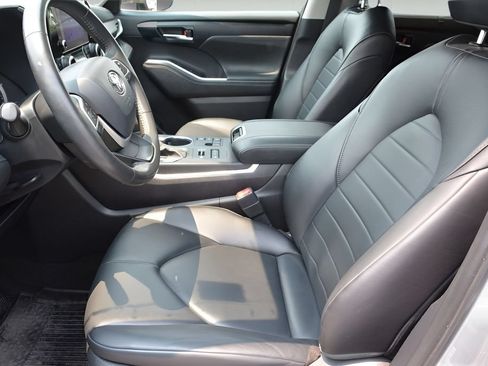 Certified 2024 Toyota Highlander XLE AWD/4WD image 8