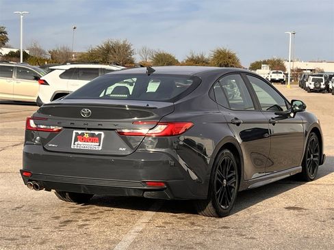 Used 2025 Toyota Camry SE image 3