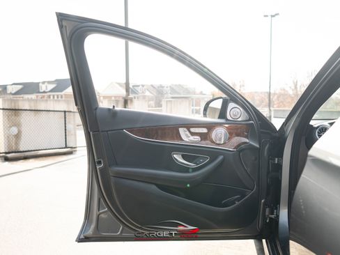 Used 2017 Mercedes-Benz E 300 4MATIC w/ Premium 2 Package image 39