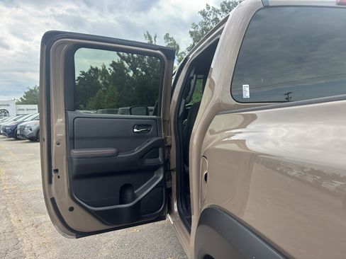 Used 2023 Nissan Frontier PRO-4X w/ Pro Convenience Package AWD/4WD image 18