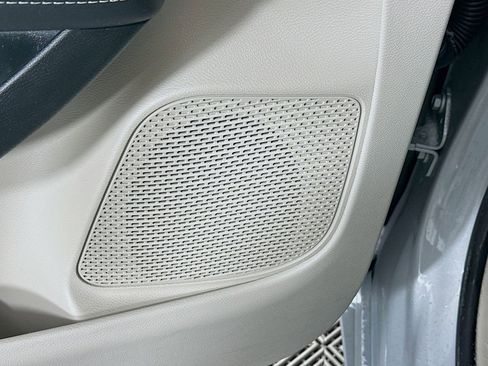 Certified 2024 Chrysler Pacifica Touring-L image 28