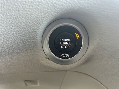 Used 2023 Chrysler Pacifica Limited FWD image 33