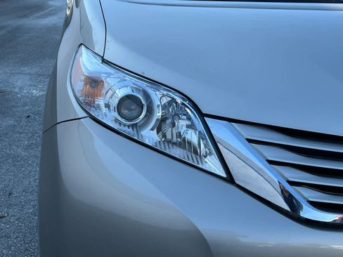 Used 2015 Toyota Sienna LE image 8
