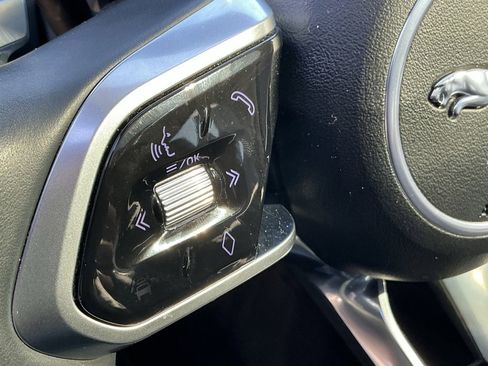 Used 2022 Jaguar XF SE image 9