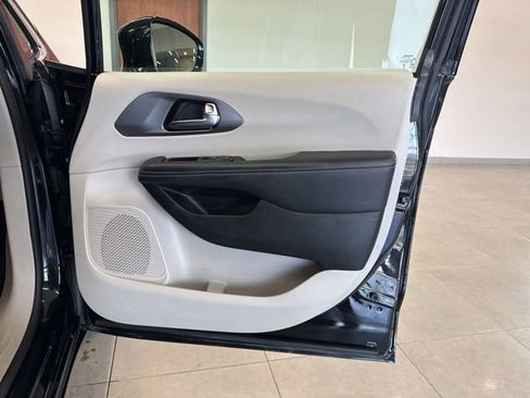 Used 2024 Chrysler Pacifica Touring-L image 48