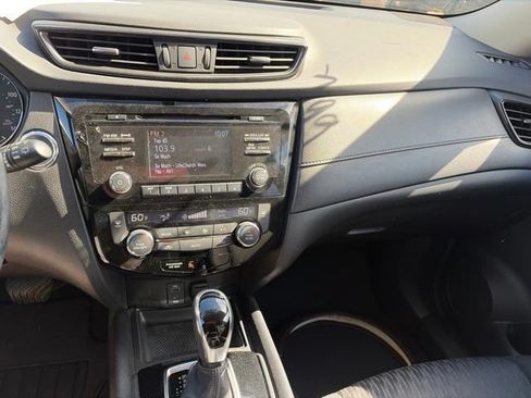 Used 2017 Nissan Rogue SV AWD/4WD image 16