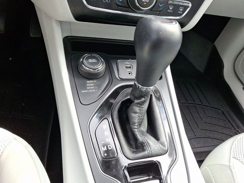 Used 2019 Jeep Cherokee Limited w/ Technology Group image 16